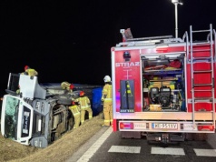 Kierujący ciężarówką zjechał do rowu na DK62. Pojazd przewrócił się na bok