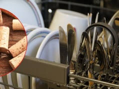 Korek do wina w zmywarce. Ten prosty trik rozwiązuje trzy problemy