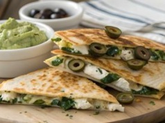 Do tortilli wrzucam grecką sałatkę i zapiekam na patelni. Prosta jak mało co, a pyszna