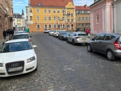 Przejazd przez most powrócił, parkowanie zostało. Ratusz: To się zmieni