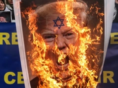 Podeptali plakat z wizerunkiem Donalda Trumpa. Demonstracje w Europie po decyzji USA