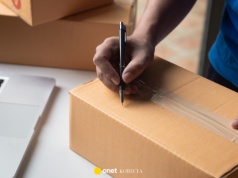 Chciał wysłać bransoletki do USA. "Usłyszałem, że do Stanów towarów nie przyjmują"