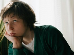 Jak nauczyć dziecko radzić sobie z hejtem i przemocą w szkole? Jest coś, co może je uratować