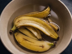 Zalej skórkę od banana wodą i wsyp łyżeczkę sody. Ogrodnicy wykorzystują ten patent na potęgę