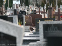 Nawet 1400 zł więcej. Polskie miasto wprowadza nowe opłaty za groby. "To nie komercja"