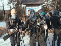 Twardziele z plecakami w rejonie Magurki