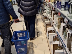 Zwrócił uwagę, że w kolejce w Lidlu, ludzie stoją przy alkoholach. Oberwał. "Jak nie pasuje, to zmień sklep"