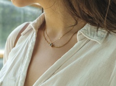 Jak dobrać biżuterię do biurowego dress code’u?