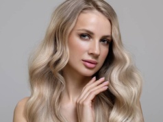 Ten szampon uratuje pożółkłe blond włosy. Platynowa poświata jak świeżo po farbowaniu