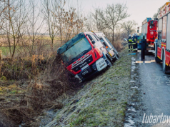 Trudne warunki na drodze. Wóz strażacki w rowie