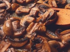 Dodaję do smażonych pieczarek. Wychodzą kremowe i rozpływają się w ustach