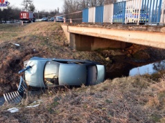 Audi wylądowało w rzece. Kierowa kompletnie pijany