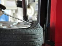 Najgorsze opony letnie 2026. Eksperci wskazali modele, których należy unikać