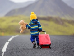 Podróż samolotem z dzieckiem – jak przygotować się bez stresu?