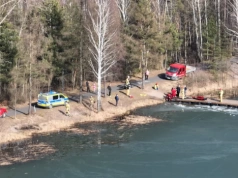 Strażacy ratowali wędkarza pod którym zapadł się lód