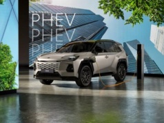 Nowa Toyota RAV4 2026 w wersji hybrydy plug-in zyskała 304 KM i niższą cenę