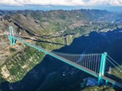 Chiny znów zaskakują. Ten najwyższy most świata ma nawet sztuczny wodospad