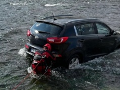 Auto w nurcie Popradu. Nietypowa akcja służb w Nowym Sączu