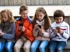 Zakaz korzystania z telefonów w szkołach nie wystarczy. Rodzice też muszą się zmienić