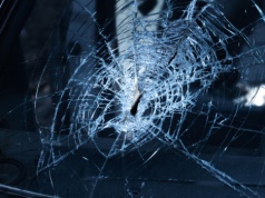 Drzwi się nie otwierają, pas blokuje. Wiesz, co zrobić? Ten detal w aucie może uratować po wypadku