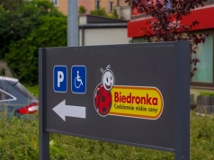 Biedronka usuwa parkomaty spod sklepów! Kierowcy myślą, że koniec mandatów...
