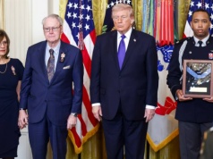 Trump odznaczył sierżanta sztabowego Ollisa. Wojskowy oddał życie za Polaka