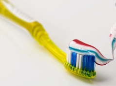 Eksperci przebadali pasty do zębów dla dzieci. Tych produktów radzą unikać