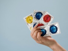 Kupił prezerwatywy i wystawił fakturę na Kancelarię Premiera. Teraz ma zarzuty karne – i trudno się dziwić