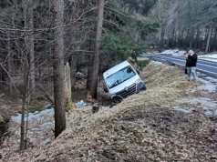 Bus stoczył się z drogi między Szklarską Porębą a Jakuszycami. Kierowca wysiadł tylko na chwilę.