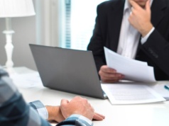 Myślisz, że możesz odejść z pracy z dnia na dzień? Ten błąd może cię kosztować 3 pensje