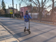 "Synek" grzał hulajnogą 40km/h po ulicach Warszawy. Życzliwy sąsiad przypomina, że od wtorku wchodzą nowe przepisy i rodzice będą ponosić konsekwencje