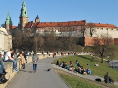 Wiosna jeszcze nie wszędzie. We wtorek ciepło, ale pojawią się chmury. W nocy wróci mróz i mgła
