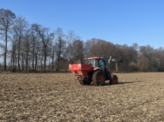 Karmić glebę, a nie rośliny. Co to oznacza? Zasada 4W w nawożeniu