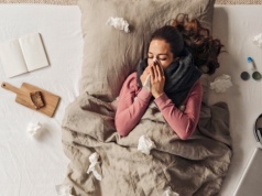 Polki boją się chorować. Normą są pracujące osoby, które ledwo funkcjonują. „Odpowiadała na maile ze szpitalnego łóżka między badaniami i kroplówkami”