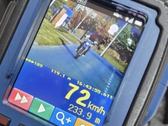 14-latek przekroczył prędkość jadąc motocyklem i nie posiadał uprawnień. Czeka go sprawa w sądzie