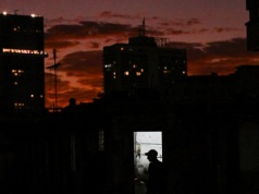 Nawet dwie doby bez prądu, brakuje też wody. Wielki kryzys na wyspie