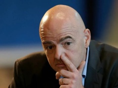 Infantino proponuję kontrowersyjną zmianę w przepisach: "Musi zobaczyć czerwoną kartkę"
