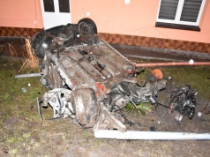 Pościg za 20-latkiem. Był pijany, brał narkotyki i wjechał samochodem w dom