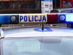 Bytom: Martwili się o bliskiego i wezwali pomoc. Ruszył na policję z szablami, padły strzały