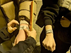 W ciemnym ubraniu jesteśmy słabo widoczni. Odblask może nas ochronić