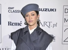 Czekała na mamę na lotnisku. "Babcia wyrwała mi z rąk bukiet frezji"