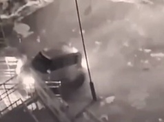 Taranował samochody policjantów, a potem wjechał na schody posterunku