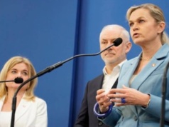 Media społecznościowe od 15. roku życia. Nowacka wprost o zakazie smartfonów