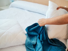 Tak wypierzesz puchową poduszkę. Pozbędziesz się kurzu i bakterii