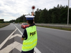 Zielona Góra. Kierowca Audi z 400-konnym silnikiem ostro pojechał na S3. Ukarany w recydywie