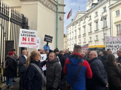 Protest medyków ze szpitali powiatowych przed Ministerstwem Zdrowia. "Podwyżki pielęgniarek nie mogą obciążać NFZ"