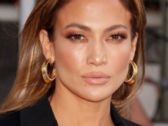 Najbardziej modelujące spódnice w historii. Jennifer Lopez je uwielbia, a wiosną znów będą modne