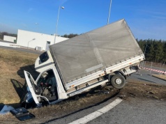 22-latek wjechał dostawczakiem do rowu. Przyczyną było zmęczenie kierowcy
