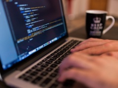 Zielona Góra. 72-latka myślała, że inwestuje w sztuczną inteligencję, to był błąd  