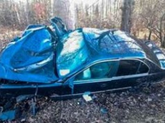 Krajenka: BMW uderzyło w drzewo. Kierowca został ranny